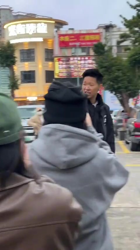 😄😄黄牛推荐黄思静优惠买票 后者：你问问旁边的人我是谁